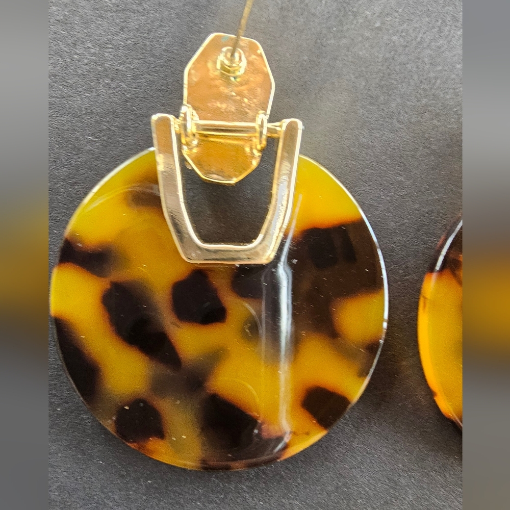 Tortoise Shell Design Earrings - image 4